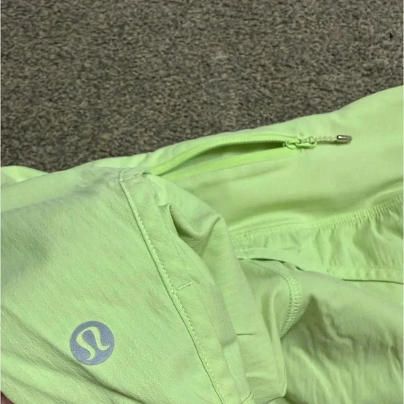 Lululemon Run Times Mid-Rise Short 4” size 4 Neon Green - Picture 5 of 6
